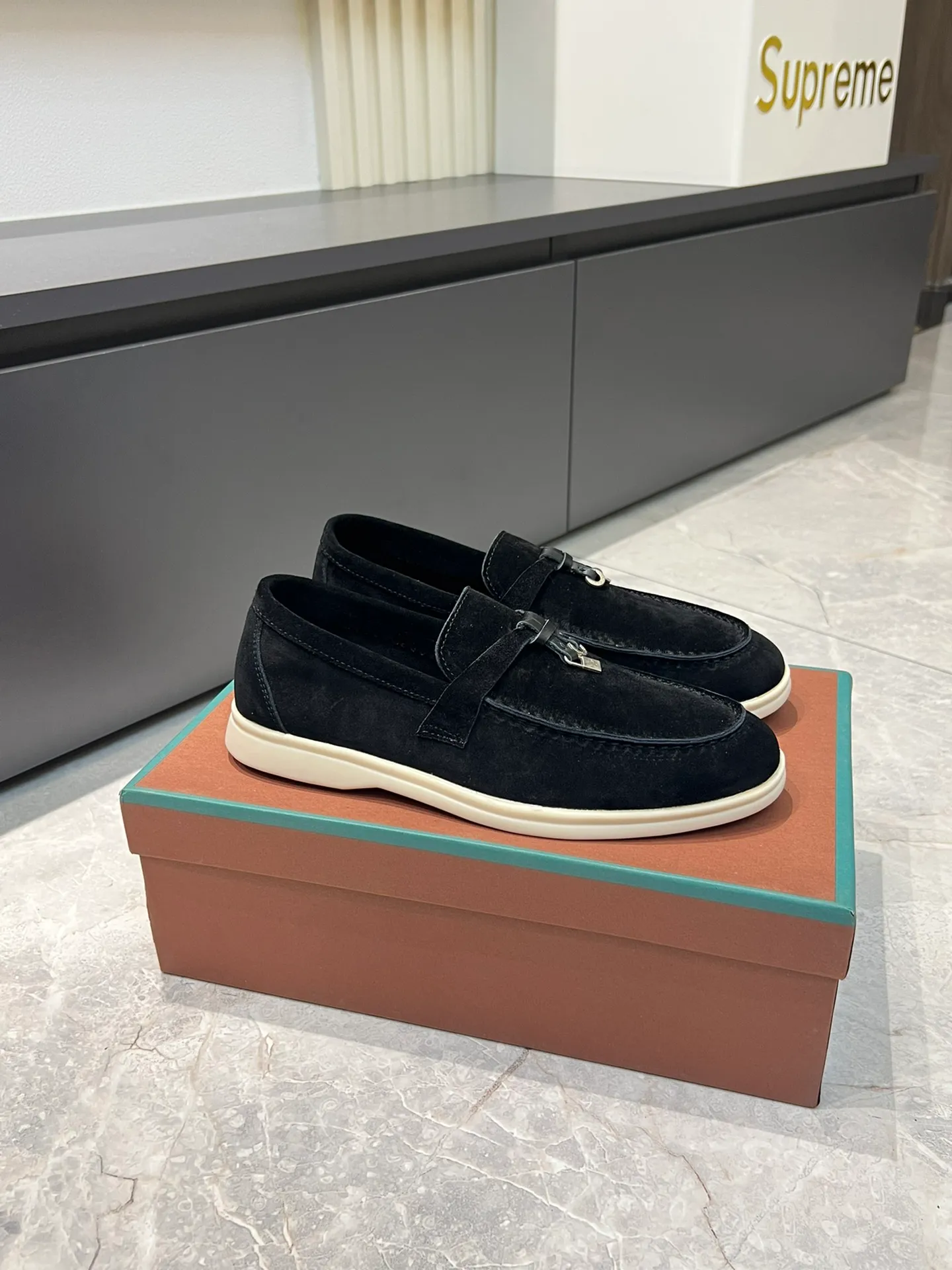Men's shoes 💰p360 "Loro men's shoes 💰pian'*" Classic L men's shoes for couples 💰p Top version British flat loafers, a must-have item in old money style, the minimalist design is eye-catching and durable, a plus point for dressing The soft foot feel and texture are outstanding. They don’t scratch your feet and are very nice. They are matched with soft and waxy soles. They can be worn daily for a long time without getting tired. They are easy to wear, versatile and classic items, with perfect foot feel and texture! Imported cashmere fabric, the lining is made of imported A-grade water-dyed cow lining, the top version of the genuine leather midsole is sewn with pure handmade mark thread! Size: Female 35-40 (34. Customized) Male 38-44 (45.46. Customized)